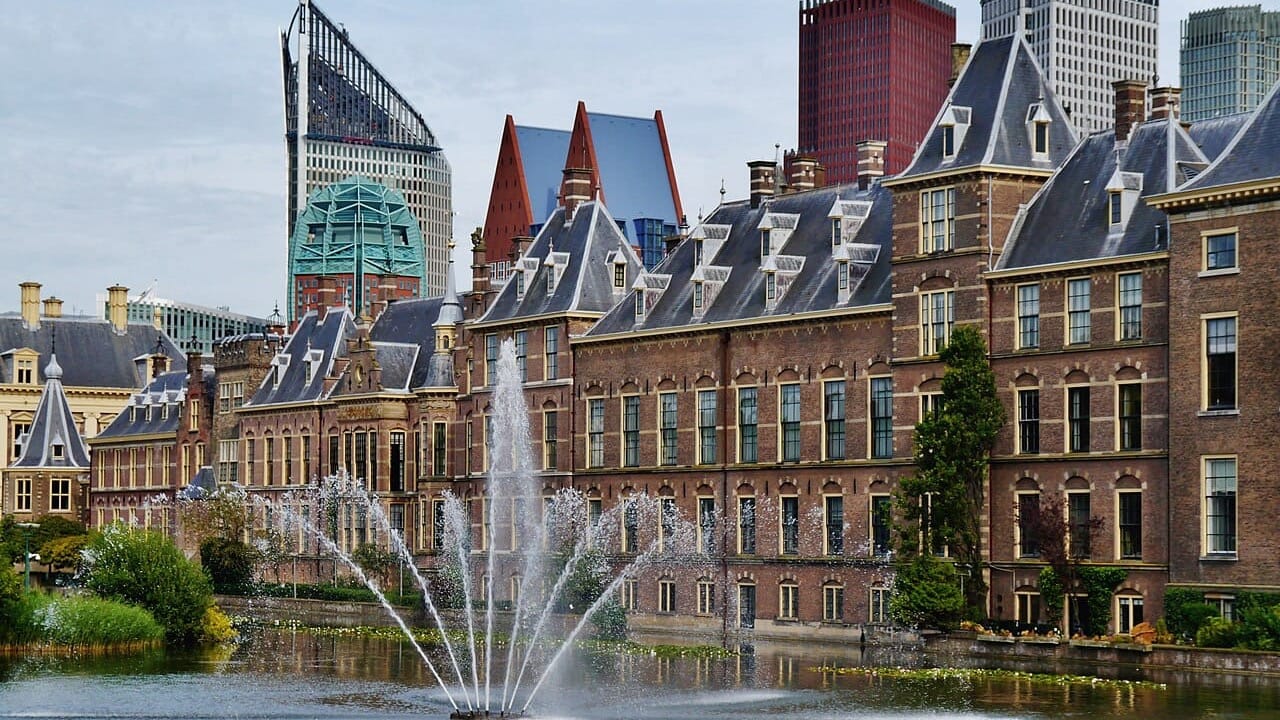 Hollanda, yapay zekâyla 25 bin kamu çalışanına erişim