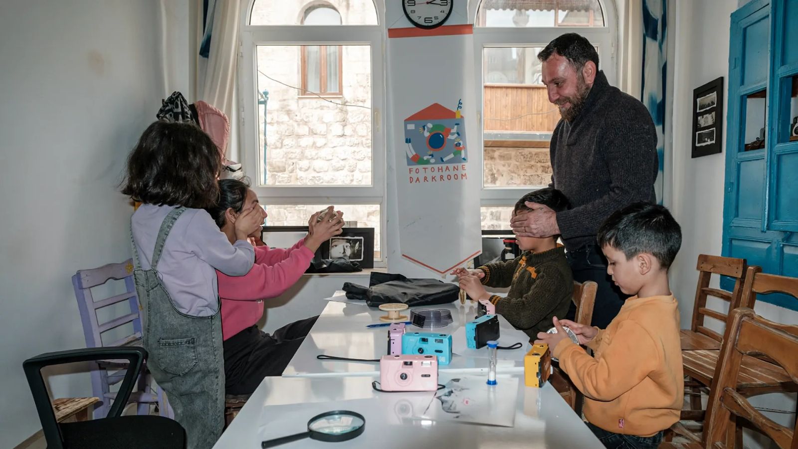 Karanlık odada beliren hikâyeler: Mardin’de çocuklar kendi karelerini basıyor