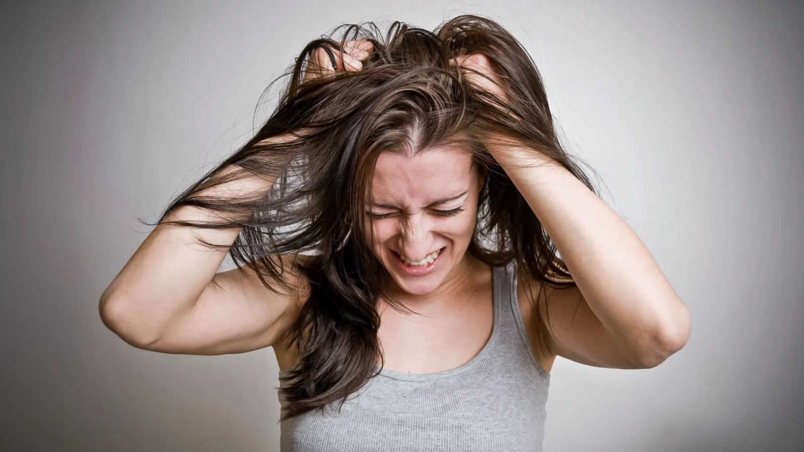 Kim isteyerek saçını yolar ki? Trikotillomani gerçeği