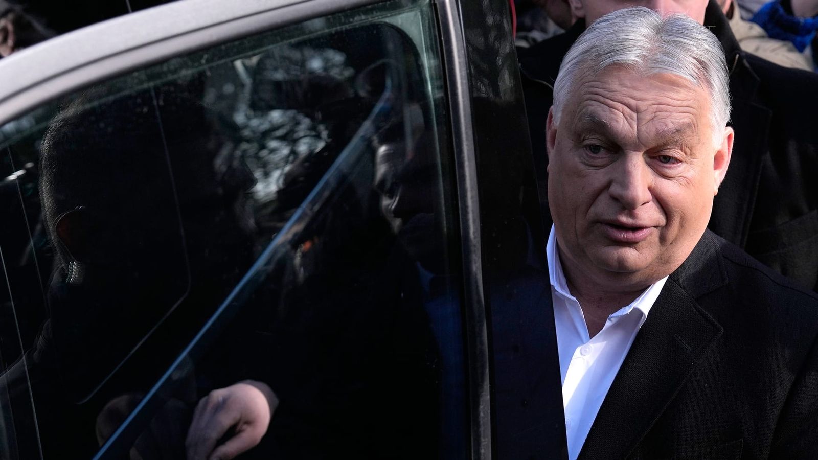 Orban rejimi çökerken oligarklar da batan gemiyi terk ediyorlar