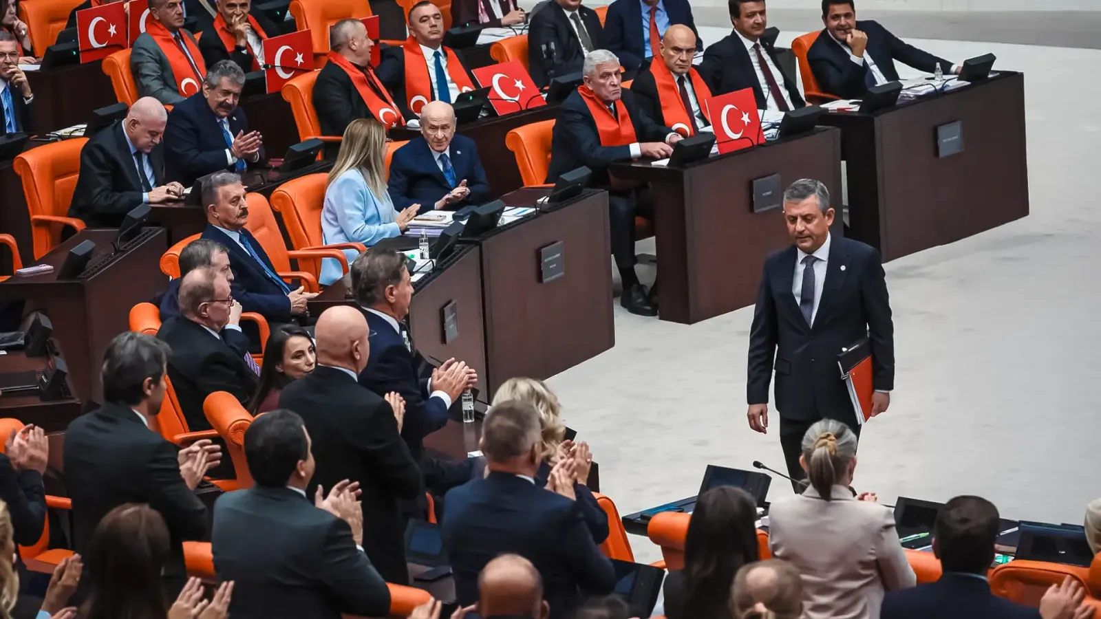 Zombi siyasetin kıskacında: Yeni Parti ezber bozabilir mi?