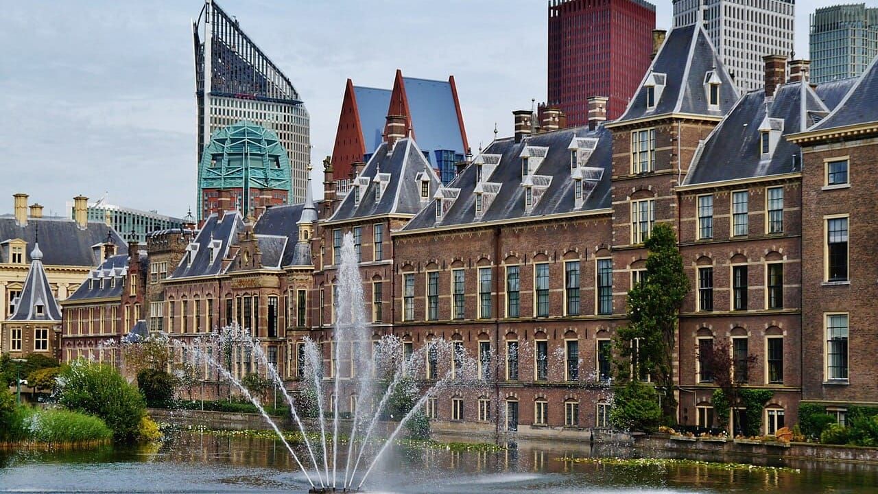 Hollanda’da yapay zekâ destekli dönüşüm faturası: 25 bin kamu çalışanı kovulacak