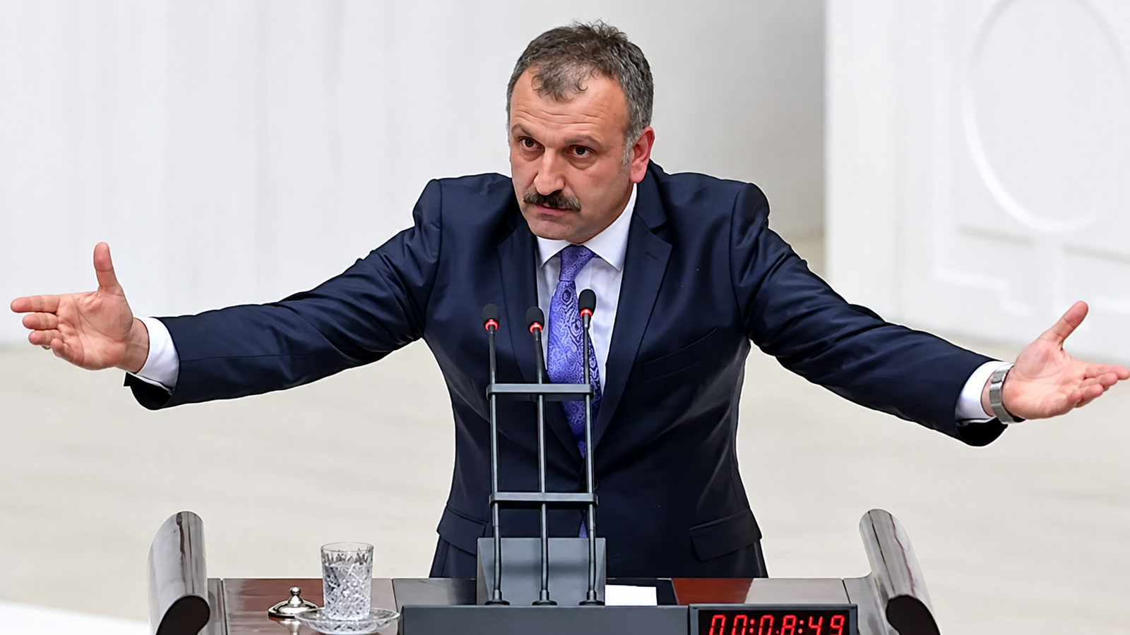 Aliyev’in fendi Oktay Saral’ı yendi