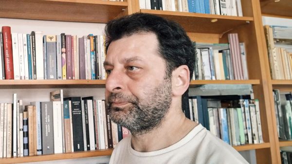 Robinson Crusoe 389: “Sistemin dışında olmak bizim yazgımızda var herhalde”