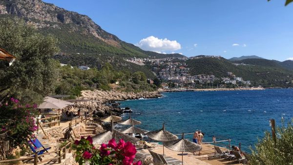 Yaz geçer, Kaş kalır