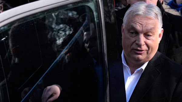 Orban rejimi çökerken oligarklar da batan gemiyi terk ediyorlar