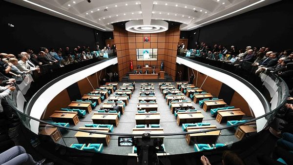 Üsküdar'da 'demokrasi şöleni': AKP adayı mahkeme kararları, tutuklamalar ve transferlerle kazandı