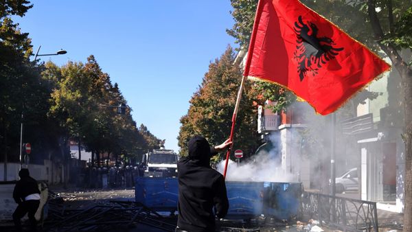 Arnavutluk'ta öğrenciler neden isyan ediyor?