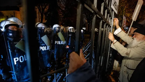 Polonya'da Anayasa Mahkemesi krizi: Polis binaya girdi, muhalefet 'darbe' dedi