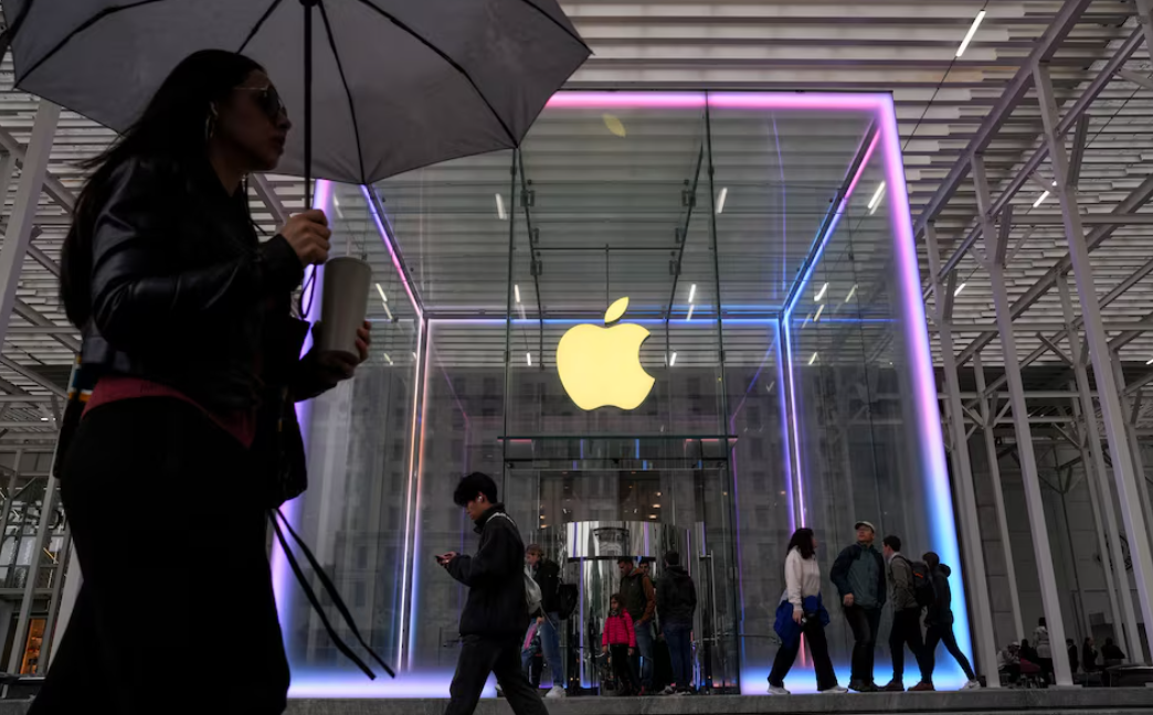 Apple Stocks Increase Following Good Quarterly Performance Despite Tariff Strains and AI Rivalry