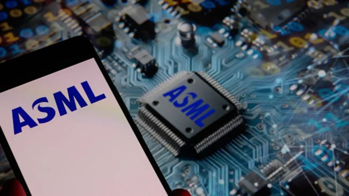 Shares of ASML Fall 6.5% Following Caution That It Can't Assure Expansion in 2026