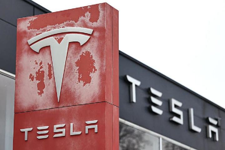 Tesla Shares Tumble as Elon Musk’s Political Leanings Spark Investor Concerns