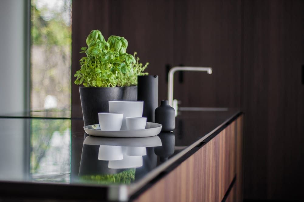 Cuisine en chêne et acier, pensée comme un volume