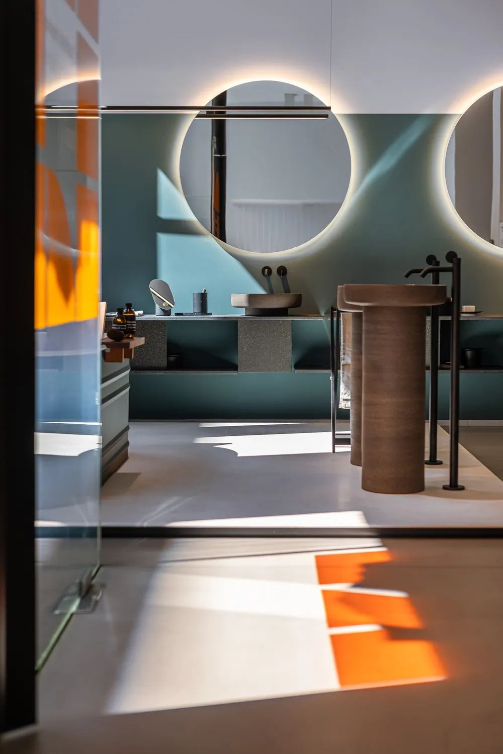 Le lavabo autoportant comme sculpture vivante