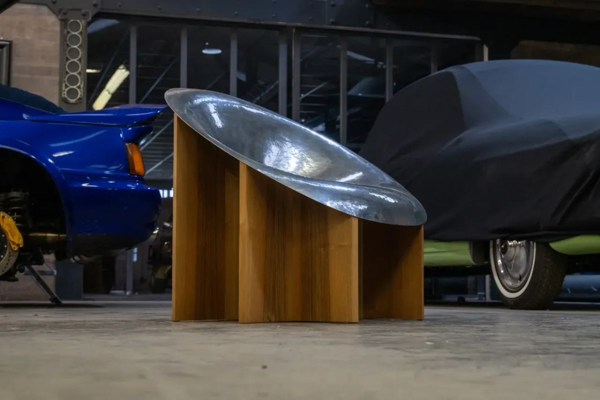 Cabriolet | une assise sculptée entre atelier et design