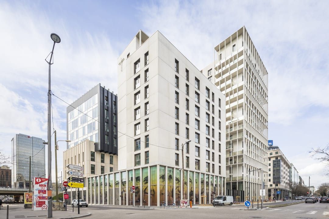 Émergence | Une silhouette claire dans le skyline lyonnais