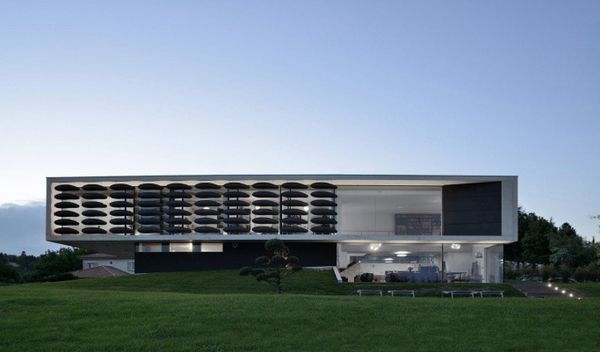 La Chipster Blister House par AUM | Une façade modulée entre ombre et lumière