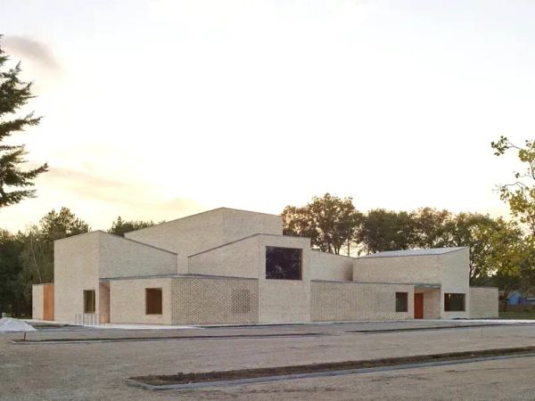 RAUM | Pierres Blanches, maillage de briques et de nature