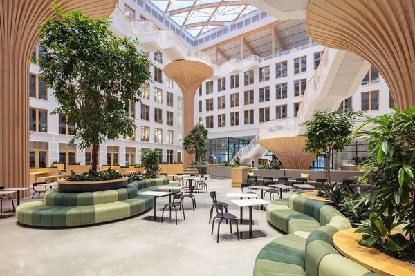 Atrium vivant | Bureaux par TCHOBAN VOSS Architectes