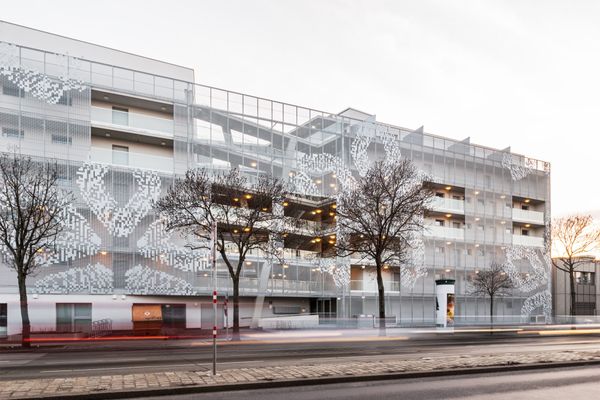 Pixel et transparence | SAKURA par Nerma Linsberger