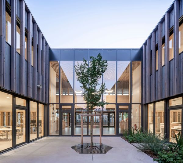 Collège du Ban | Agora lumineuse par SQUAD et Tectoniques