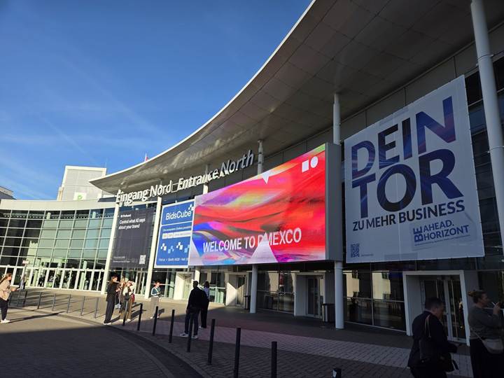 쾰른 메쎄 북쪽 입구의 DMEXCO 2026 환영 배너