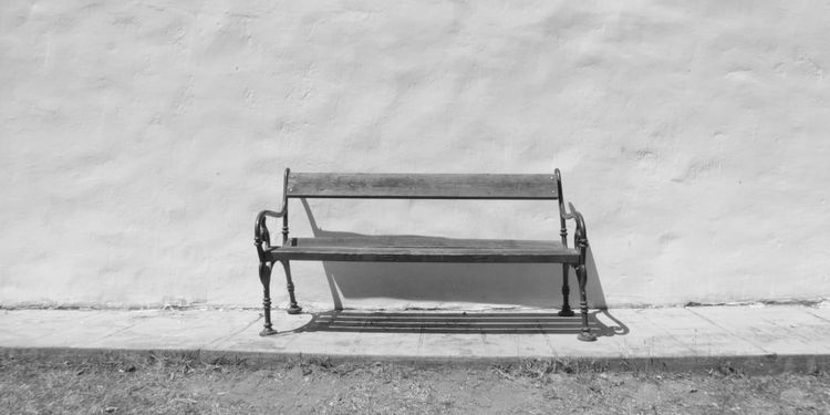 Bancs et chantiers publics.