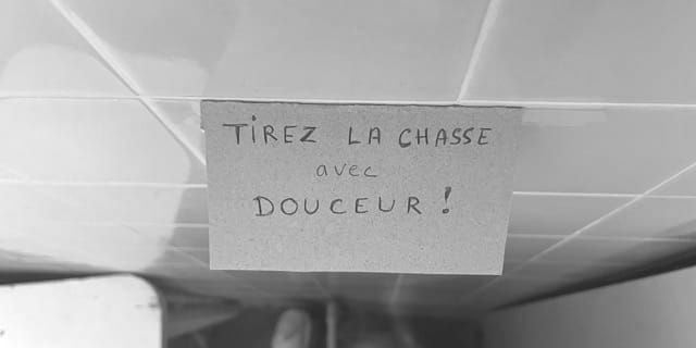 Tirez la chasse avec douceur.