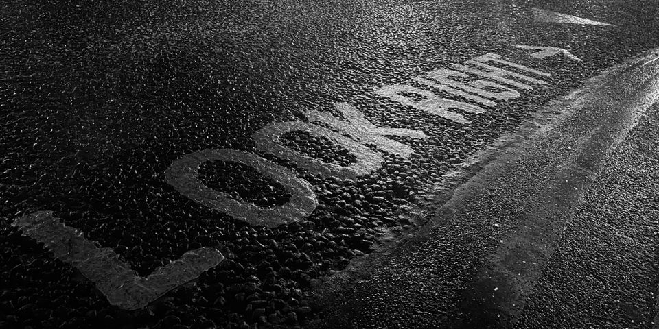 Priorité à droite.