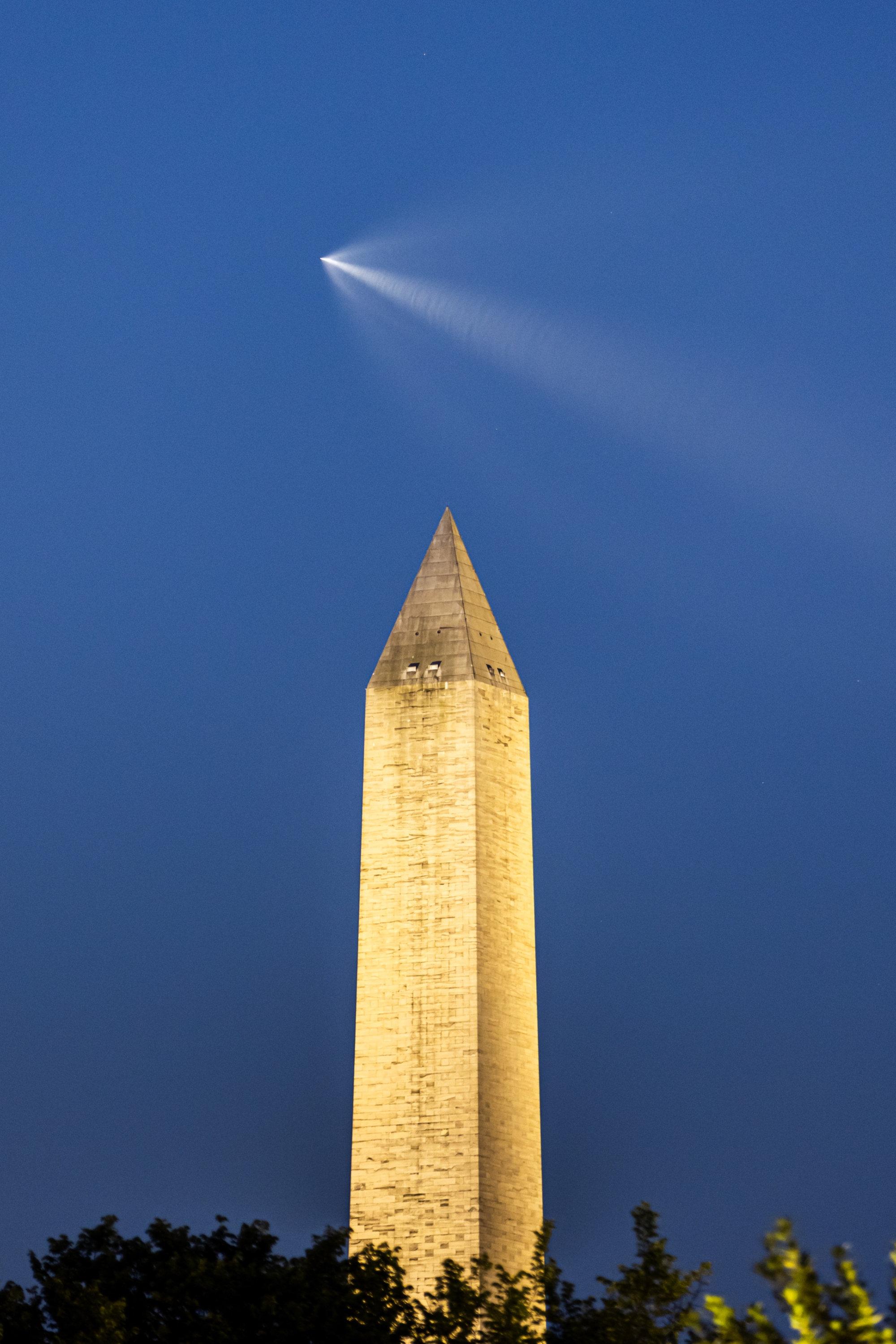 Photo of SpaceX Falcon 9 seen over the Washington Monument Tuesday morning