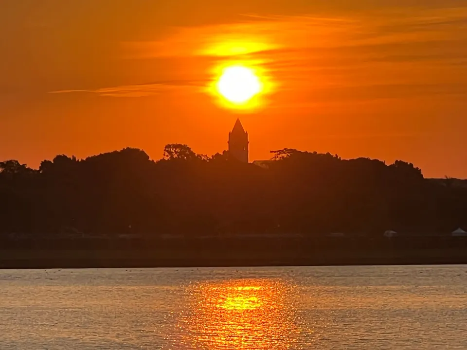 Sunrise over the Potomac River on a hot summer day.