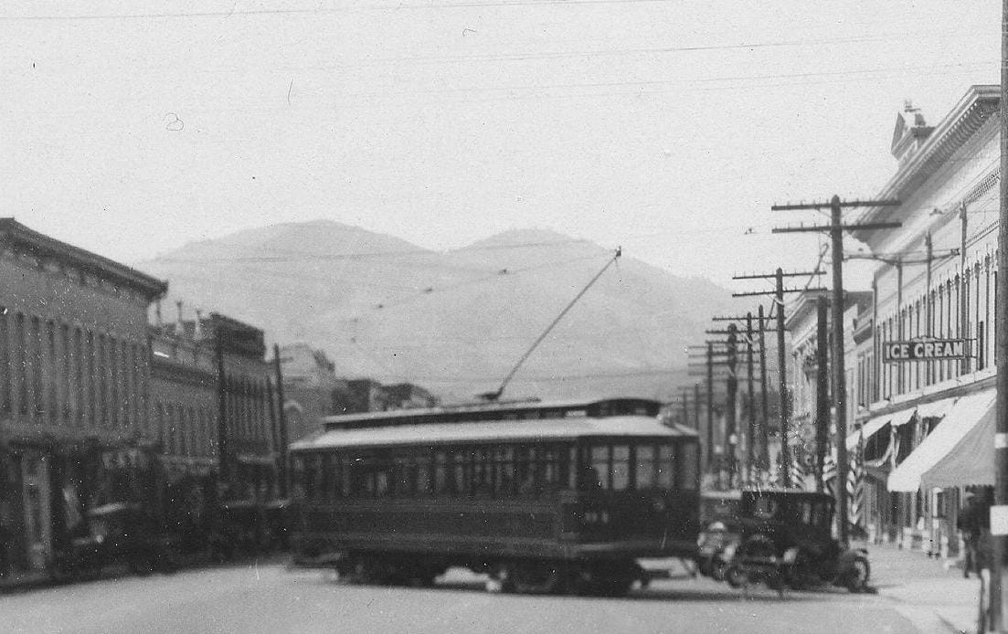 Streetcar turning east off Washington onto 13th Street.