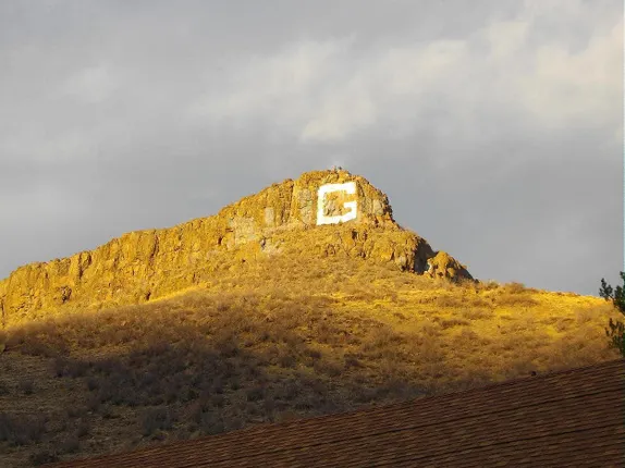 the letter "G" painted in white on the cliff atop South Table Mountain