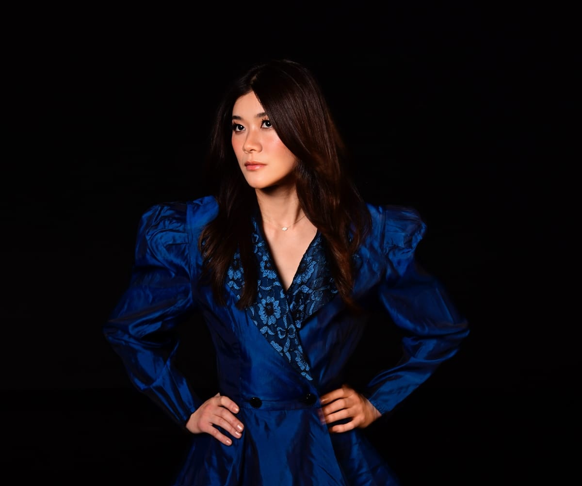 Erika Dohi in blue - Photo by Shervin Lainez