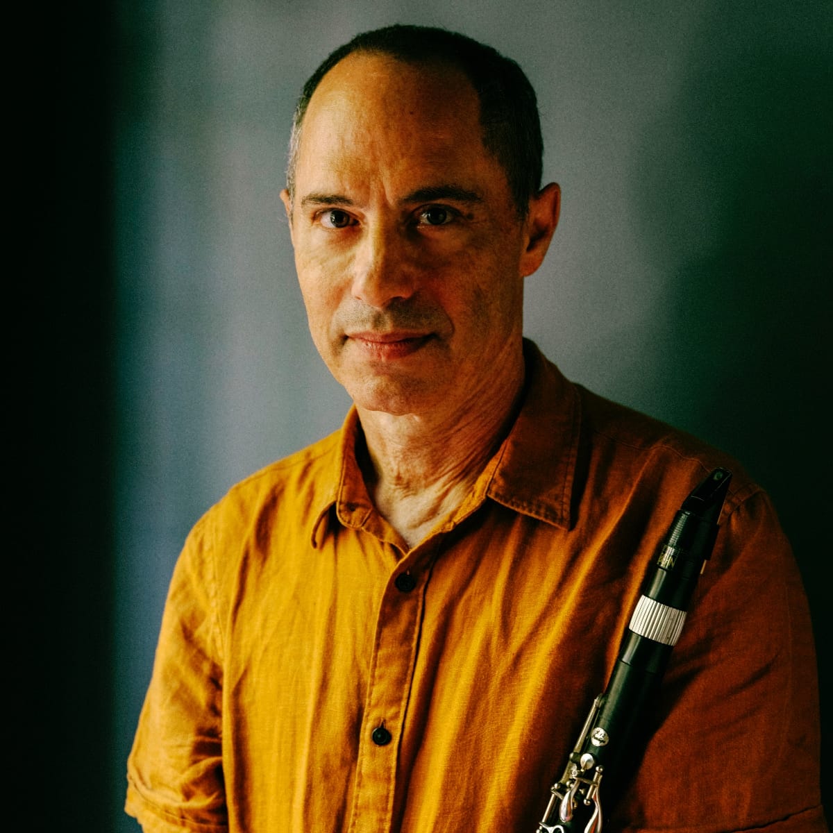 Portrait photo of Ned Rothenberg with clarinet - Photo by Veronique Hoegger