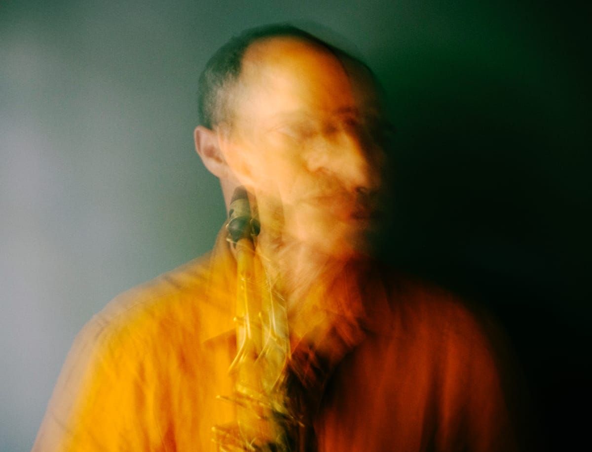 A abstracted, fuzzy, blurry, portrait photo of saxophonist Ned Rothenberg - Photo by Veronique Hoegger