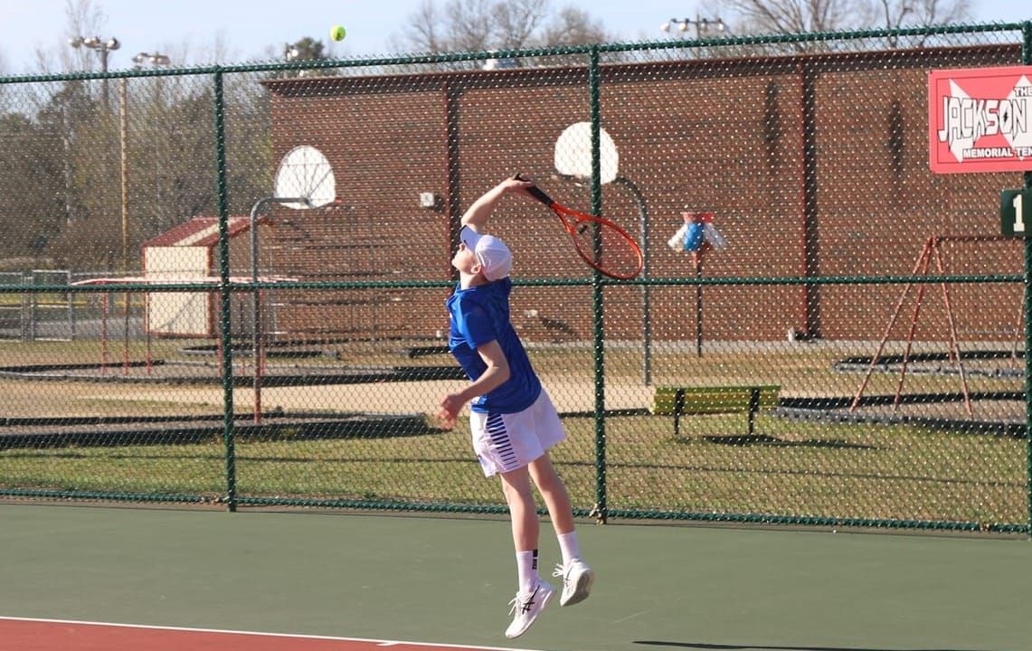 Pioneer tennis beats Bees