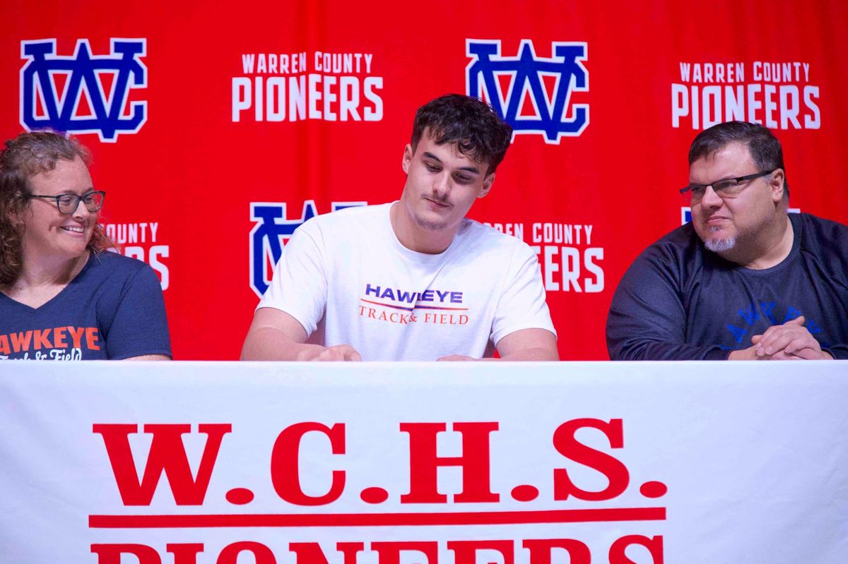 Saldana takes flight, signs with Hawkeye