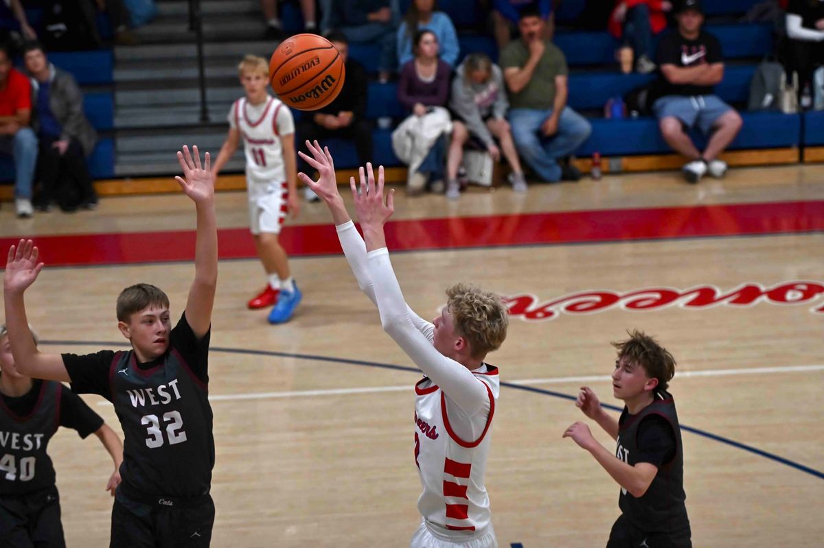 Pioneers stay perfect, Lady Pioneers stumble