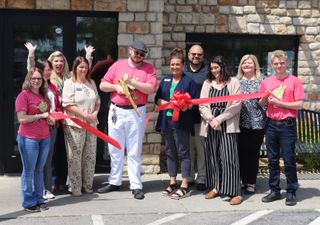 Chamber holds ribbon cutting at Applebee's