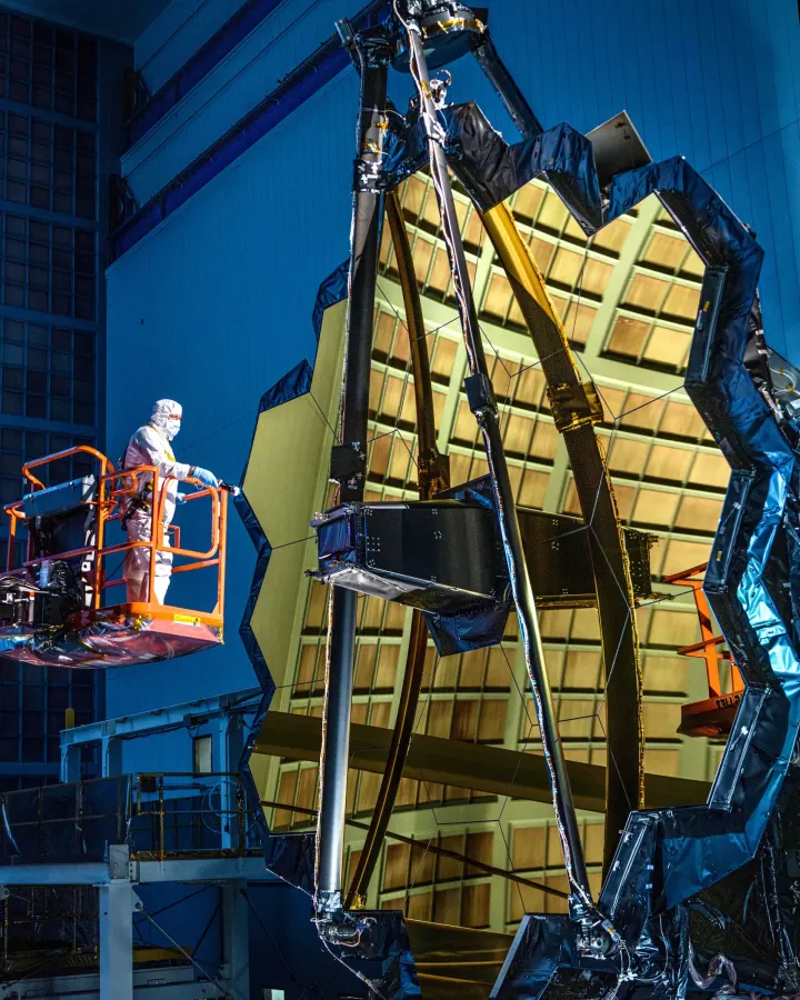Making a living, the history of what we call work ⊗ How DeepMind is reinventing the robot ⊗ Building new weblike things