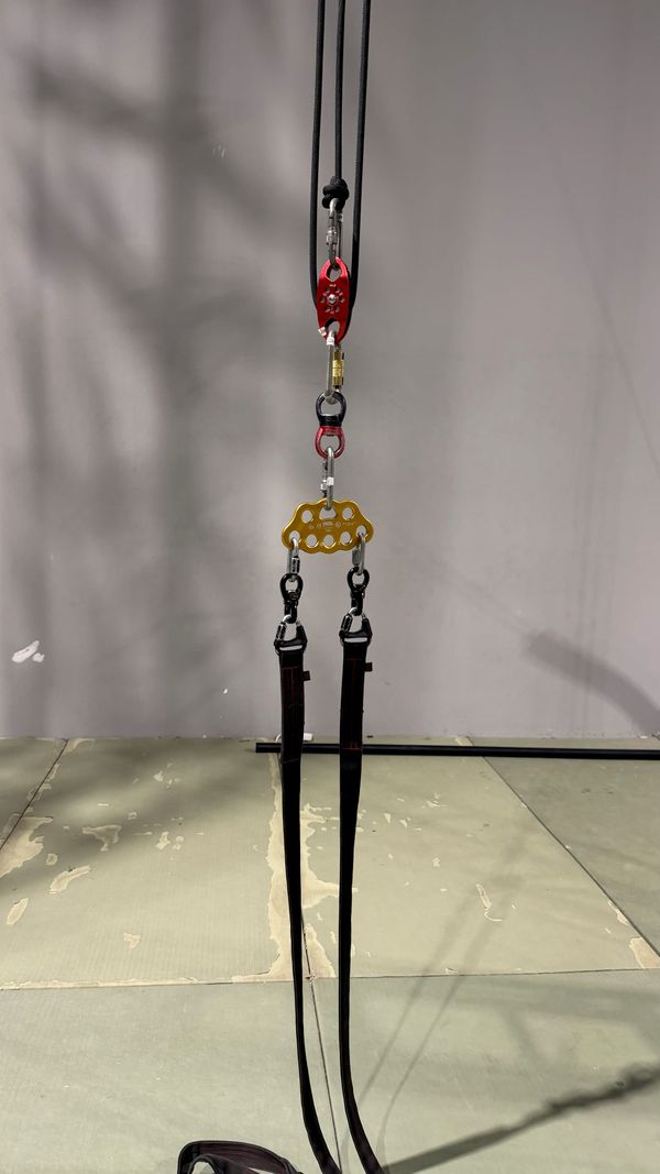 Single-point aerial rigging: the two pulley systems, and what is safe with each