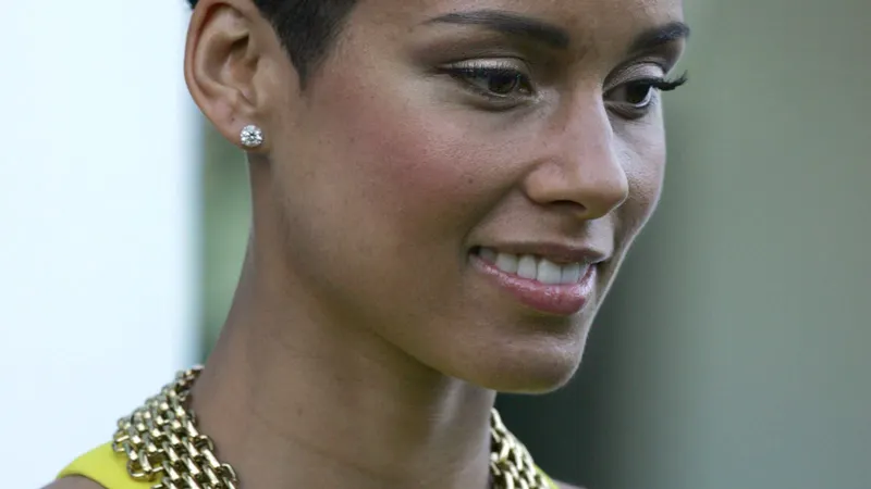 Alicia Keys for a Soft Piano Night In (Not a Concert Recap)