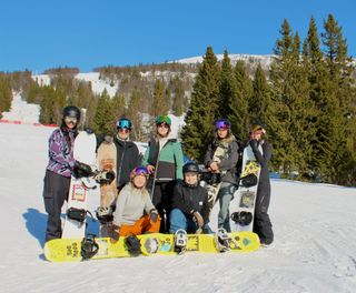 Brudar på bräda – glädje och gemenskap i snön
