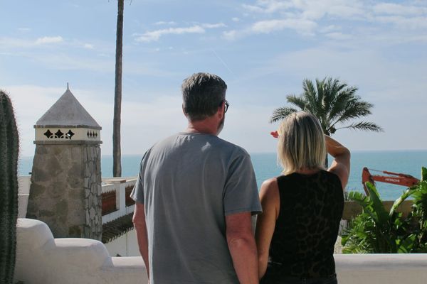 ”Här mår hon bättre” - de flyttade till Spanien för sin dotters välmående