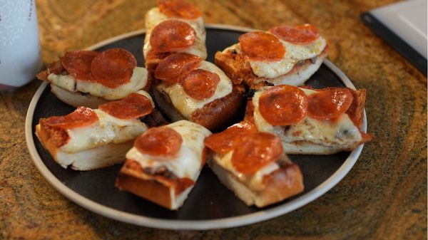 Weekly R&R #004: Crispy French Bread Pizza with Mushrooms and Pepperoni