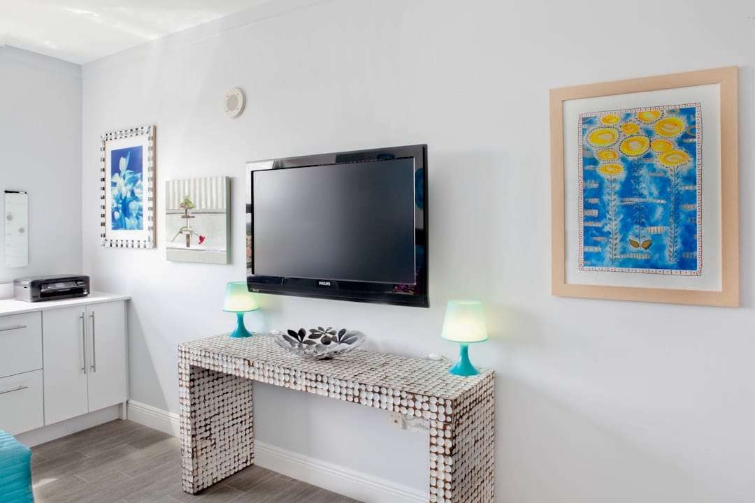Move-in-ready furnished Florida living room for a seasonal tenant
