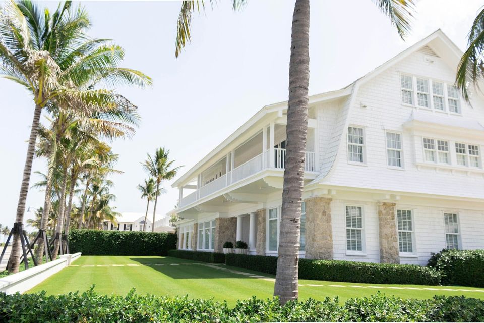 Single-family home near the water in a Tampa-area Florida neighborhood