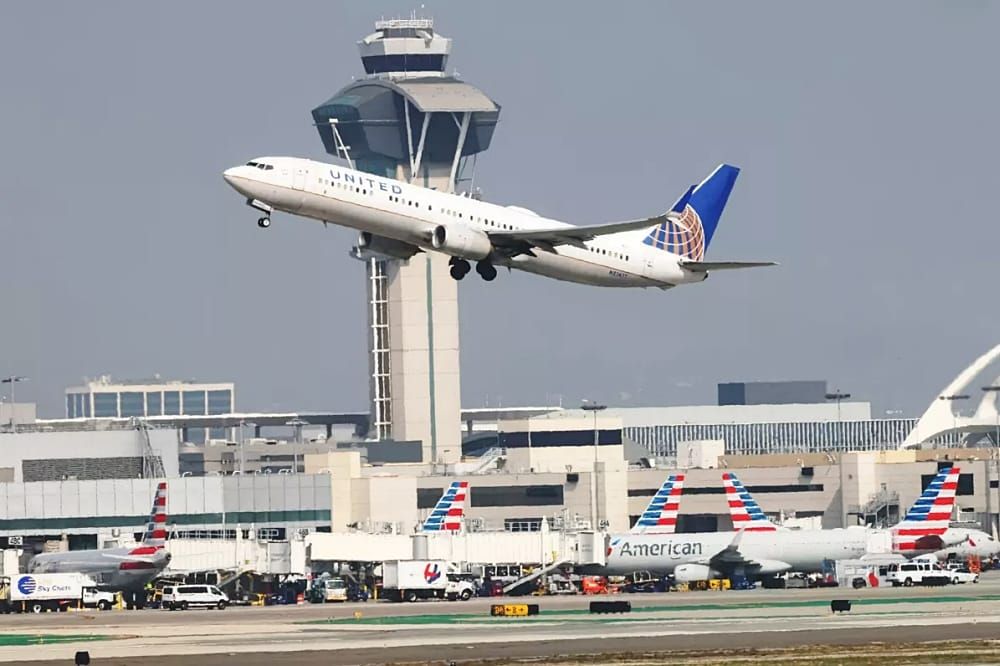 United Airlines Pilot Reports Drone Strike 3,000 Feet Over San Diego