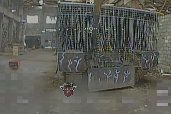 Ukrainian Fibre Optic FPV Drones Hit Turtle Tanks in Russian Repair Shop